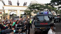Sejumlah warga tampak ramai mendatangi area gerbang masuk perumahan tersebut untuk melihat rekonstruksi penyerangan John Kei tersebut.