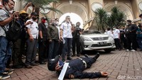 Salah satu adegan yang direkonstruksi dalam kegiatan tersebut adalah momen perusakan gerbang hingga tertabraknya seorang satpam saat kelompok John Kei hendak masuk ke dalam perumahan tersebut.
