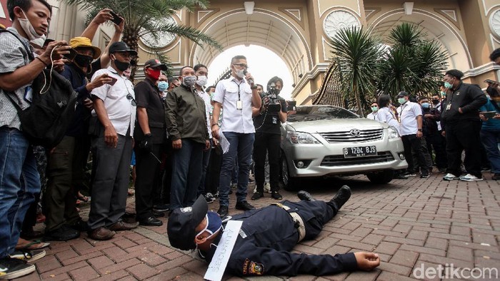 Rekonstruksi penyerangan kelompok John Kei kembali digelar polisi. Rekonstruksi kali ini digelar di komplek rumah Nus Kei yang berada di Cipondoh, Tangerang.