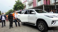 Dalam rekonstruksi tersebut kelompok John Kei diketahui juga sempat merusak rumah Nus Kei yang berada di perumahan Green Lake City, Tangerang.