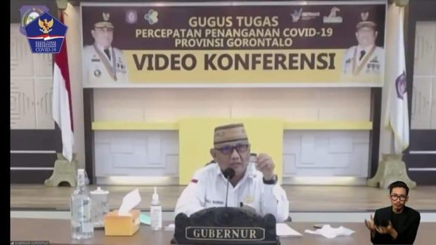 Gubernur Gorontalo Rusli Habibie memamerkan hand sanitizer yang diolah dari miras sitaan.