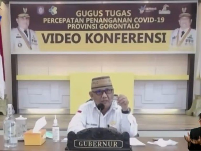 Gubernur Gorontalo Rusli Habibie memamerkan hand sanitizer yang diolah dari miras sitaan.
