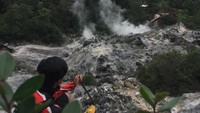 Sosialisasi pun dilakukan ke masyarakat agar mereka sadar. Tadinya menanam sayuran dialihkan jadi menanam tanaman keras endemik Jabar. Bisa trekking juga lho! (dok. Perhutani KPH Bandung Selatan)