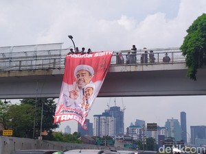 Massa Aksi PA 212 dkk Bentangkan Spanduk Habib Rizieq di Atas JPO