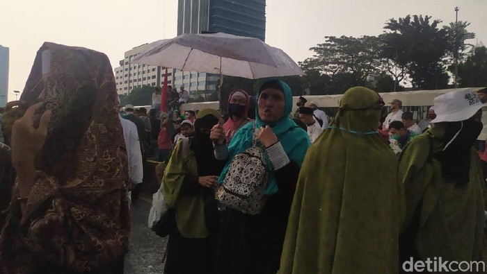 Hujan turun di lokasi aksi massa