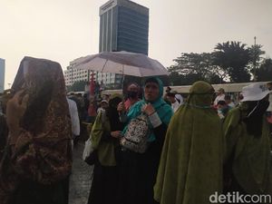 Massa Aksi PA 212 dkk di Depan DPR Diguyur Hujan