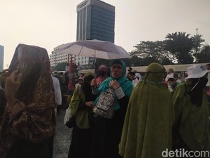Massa Aksi PA 212 dkk di Depan DPR Diguyur Hujan
