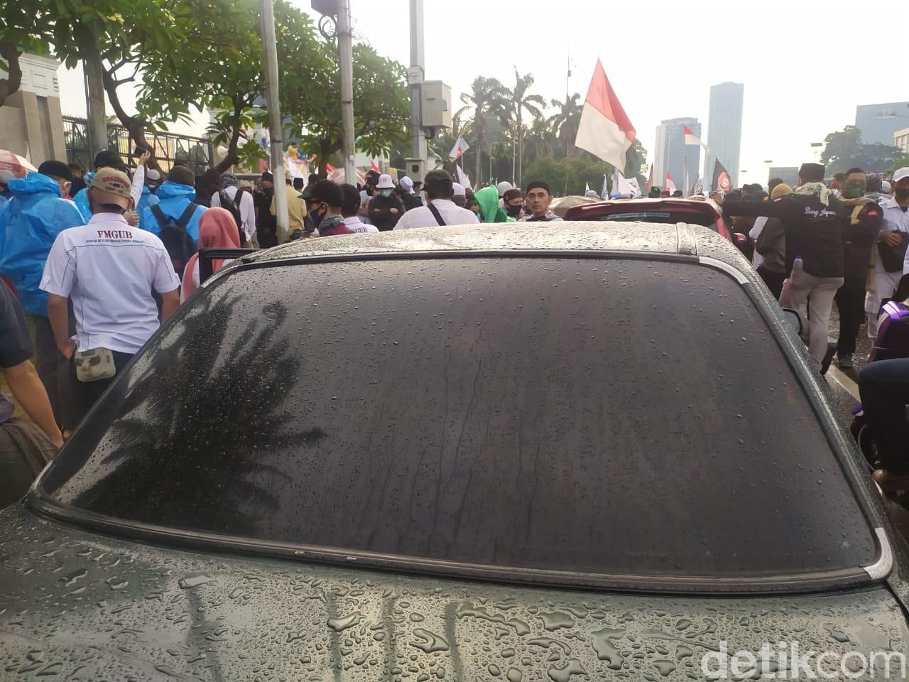 Hujan turun di lokasi aksi massa