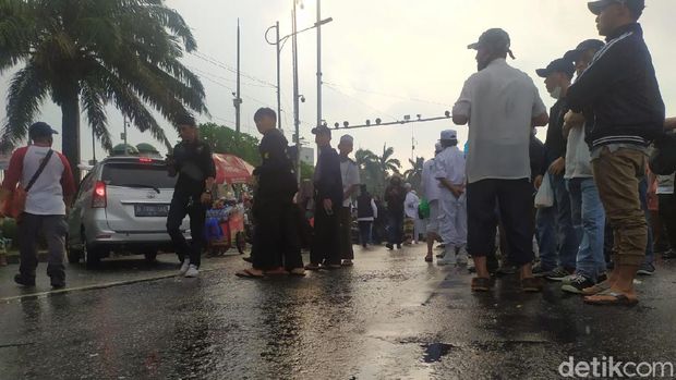 Hujan turun di lokasi aksi massa