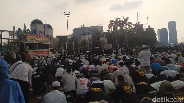 Hujan turun di lokasi aksi massa