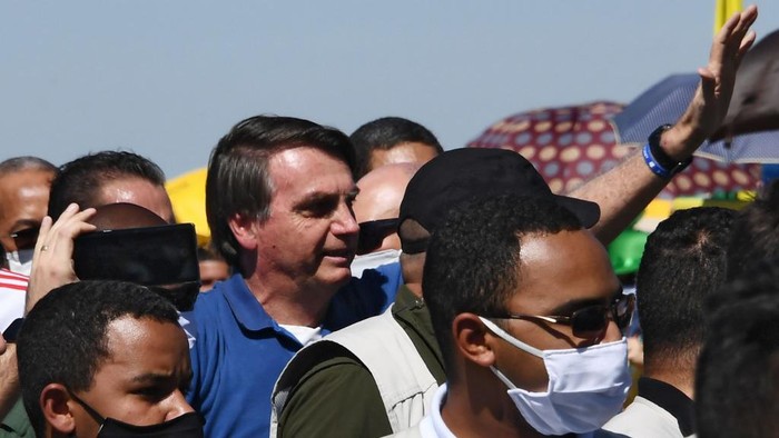 Brazilian President Jair Bolsonaro (C) greets supporters during a demonstration in Brasilia, on May 31, 2020 during the COVID-19 novel coronavirus pandemic. - Bolsonaro, who fears the economic fallout from stay-at-home orders will be worse than the virus, has berated governors and mayors for imposing what he calls 