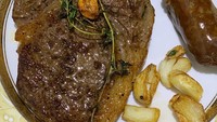 Tak hanya bisa memasak hidangan Indonesia, Kalina juga jago masak hidangan Barat yaitu steak dan sosis dengan bumbu bawang putih. Foto: Instagram @kalinaocktaranny