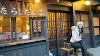 Kalina kembali membagikan posenya di depan salah satu kedai makanan yang ada di Jepang saat liburan. Foto: Instagram @kalinaocktaranny