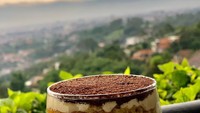 Ditemani pemandangan yang indah, Kalina menikmati dessert rasa tiramisu yang manis dan lezat. Foto: Instagram @kalinaocktaranny
