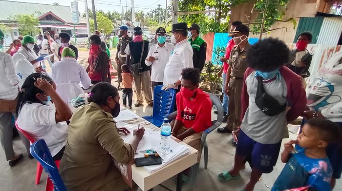 Kegiatan rapid test di Pasar Youtefa, Jayapura, Papua.