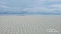 Ada pasir putih menghampar luas yang muncul saat air laut surut di Ayau, Raja Ampat. Di hamparan pasir putih inilah hidup cacing laut atau insonem, kuliner khas masyarakat Ayau.