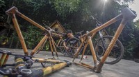 Perajin memproduksi sepeda dari bambu di sentra produksi sepeda bambu Jatnika, Cibinong, Kabupaten Bogor, Jawa Barat, Rabu (24/6/2020).