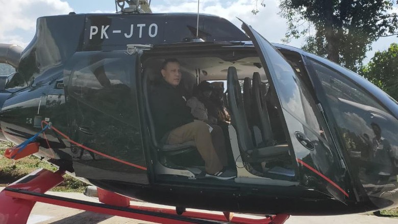 Ketua KPK Firli Bahuri saat naik helikopter ke Baturaja, OKU, Sumsel. (Foto: dok. MAKI) Ketua KPK Firli Bahuri saat naik helikopter ke Baturaja, OKU, Sumsel. (Foto: dok. MAKI)