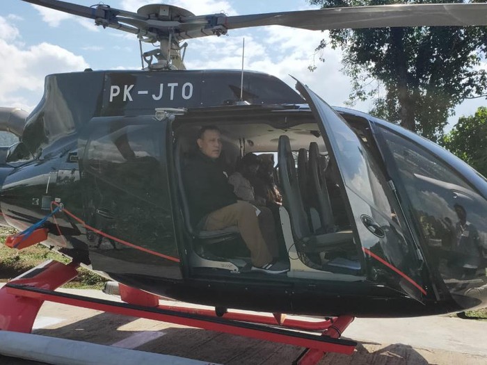 Ketua KPK Firli Bahuri saat naik helikopter ke Baturaja, OKU, Sumsel. (Foto: dok. MAKI)