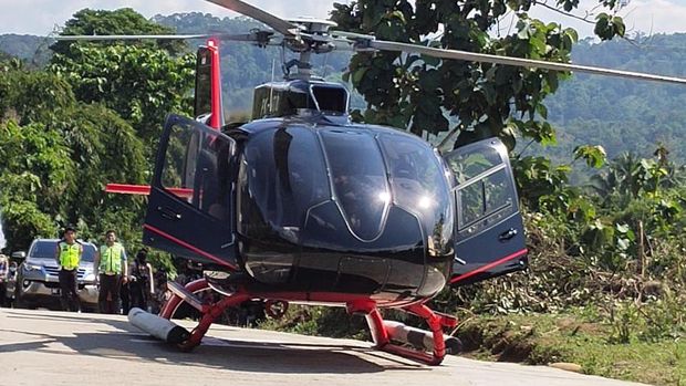 Ketua KPK Firli Bahuri saat naik helikopter ke Baturaja, OKU, Sumsel. (Foto: dok. MAKI)