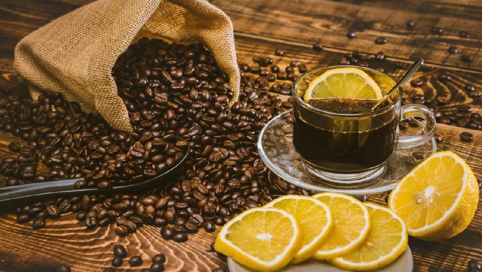 kopi lemon Coffee cup and beans on old kitchen table. Top view with copy space for your text. coffee bag and with sliced u200bu200blemons on wooden table. Black coffee beans.