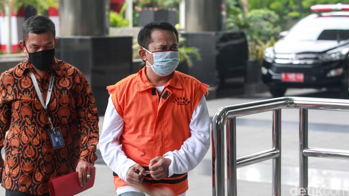 Ketua DPRD Kabupaten Muara Enim, Aries HB, diperiksa KPK. Ia merupakan salah satu tersangka dalam kasus suap proyek di Dinas PUPR Muara Enim.