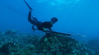 Seung Gi dan Jasper juga berkunjung ke Bali untuk mencoba menangkap ikan di laut hingga yoga. Foto: Lee Seung Gi dan Jasper Liu di Twogether (dok. Netflix)