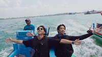 Lee Seung Gi dan Jasper Liu menjalankan misi sebelum bertemu dengan fans. Foto: Lee Seung Gi dan Jasper Liu di Twogether (dok. Netflix)