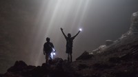 Lee Seung Gi dan Jasper Liu melihat keindahan cahaya surga di Gua Jomblang. Foto: Lee Seung Gi dan Jasper Liu di Twogether (dok. Netflix)