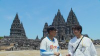 Mereka juga mempelajari budaya dan sejarah hindu di Candi Prambanan. Foto: Lee Seung Gi dan Jasper Liu di Twogether (dok. Netflix)