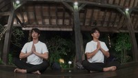 Mereka memulai misi pertama di Yogyakarta. Foto: Lee Seung Gi dan Jasper Liu di Twogether (dok. Netflix)