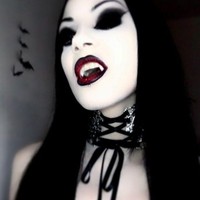 Diakui Lilith, dalam dunia supranatural dirinya sudah berusia 600 tahun, walaupun dalam dunia nyata dirinya masih berusia 27 tahun. Obsesinya untuk menjadi vampir sudah mulai muncul ketika dirinya berusia 18 tahun. Foto: Instagram @lilith_vampyre