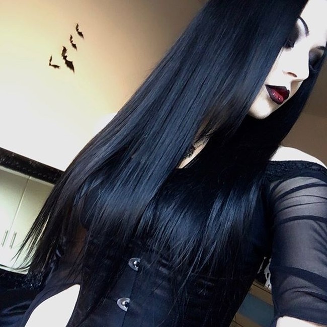 Lilith mengaku bahwa awalnya dia masih menjalankan hobbynya tersebut secara setengah-setengah. Tetapi setelah Lilith semakin menyadari jiwa kevampirannya, barulah dirinya memantapkan diri untuk mencoba meminum darah manusia. Foto: Instagram @lilith_vampyre