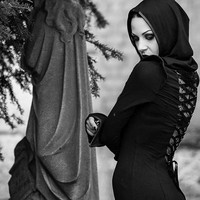 Darah manusia itu didapatkan Lilith bukan dengan cara menggigit leher manusia seperti layaknya vampir, melainkan melalui ritual bersama orang-orang di komunitasnya. Dalam ritual tersebut dirinya akan membuat luka kecil pada bagian tubuhnya yang tersembunyi lalu meminum darah yang keluar dari sayatan tersebut. Foto: Instagram @lilith_vampyre