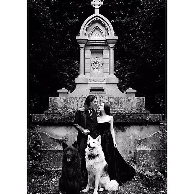 Saya minum darah manusia pertama-tama karena penasaran dan rasanya seperti logam, hampir seperti tembaga. Padahal rasanya bisa bervariasi, jelas Lilith seperti dikutip dari Daily Star. Foto: Instagram @lilith_vampyre