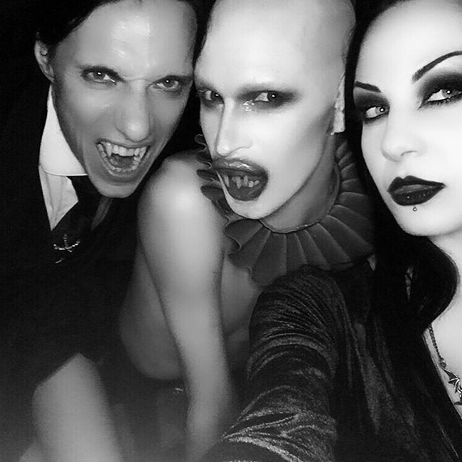 Lilith juga mengaku bahwa menjadi vampir membuatnya merasa lebih bebas dan berdaya. Bahkan untuk mendalami sisi kevampirannya, Lilith kerap kali bersosialisasi dan berkumpul bersama vampir-vampir lainnya. Foto: Instagram @lilith_vampyre