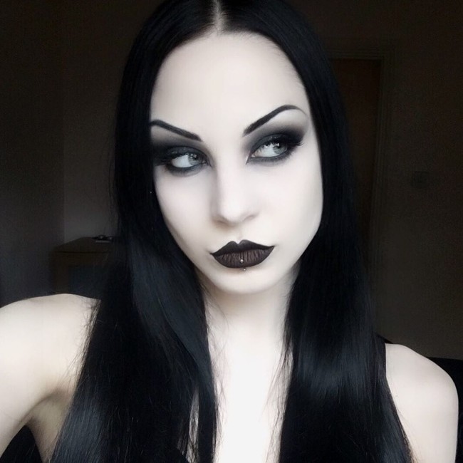 Seringkali berdandan dan menjalani hidupnya seperti vampir di dunia nyata ternyata berdampak bagi karir Lilith. Di Instagram pribadinya, Lilith sudah berhasil mengumpulkan lebih dari 150 ribu pengikut. Banyak perusahan yang juga menghubunginya untuk menawarkan kerja sama. Foto: Instagram @lilith_vampyre