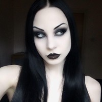 Seringkali berdandan dan menjalani hidupnya seperti vampir di dunia nyata ternyata berdampak bagi karir Lilith. Di Instagram pribadinya, Lilith sudah berhasil mengumpulkan lebih dari 150 ribu pengikut. Banyak perusahan yang juga menghubunginya untuk menawarkan kerja sama. Foto: Instagram @lilith_vampyre