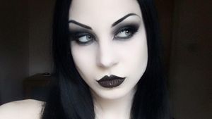Foto: Wanita Vampir di Dunia Nyata yang Ngaku Minum Darah Manusia