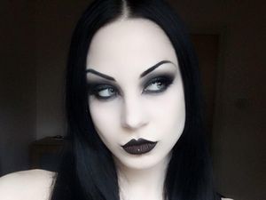 Foto: Wanita Vampir di Dunia Nyata yang Ngaku Minum Darah Manusia