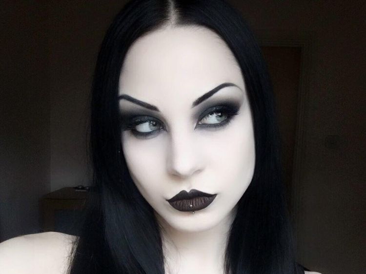 Foto: Wanita Vampir di Dunia Nyata yang Ngaku Minum Darah Manusia