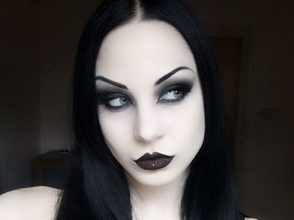 Foto: Wanita Vampir di Dunia Nyata yang Ngaku Minum Darah Manusia