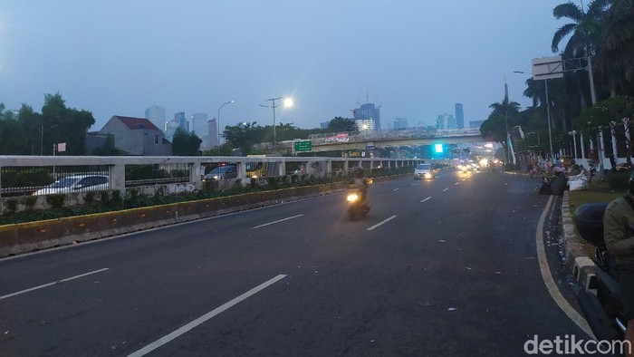 Massa aksi di depan DPR membubarkan diri, lalin dibuka (Luqman/detikcom)