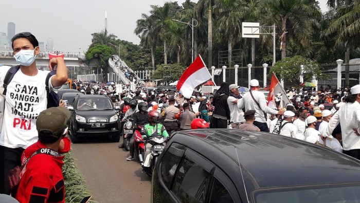 Massa Aksi PA 212 dkk Padati Depan DPR, Kendaraan Dialihkan ke Busway (Foto: Ilman/detikcom)