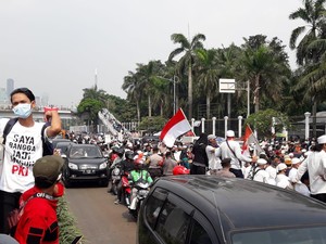 Massa Aksi PA 212 dkk Padati Depan DPR, Kendaraan Dialihkan ke Busway
