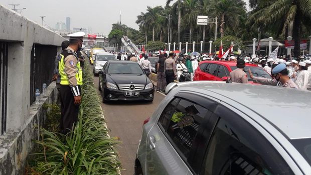 Massa Aksi PA 212 dkk Padati Depan DPR, Kendaraan Dialihkan ke Busway (Foto: Ilman/detikcom)