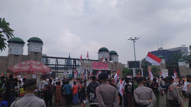 Massa Aksi PA 212 dkk tolak RUU HIP di Depan Gedung DPR/Luqman Arunata
