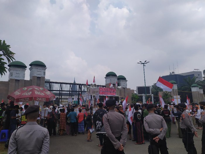 Massa Aksi PA 212 dkk tolak RUU HIP di Depan Gedung DPR/Luqman Arunata
