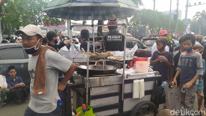 Massa PA 212 dkk Demo Depan Gedung DPR, PKL Ramai Berjualan
