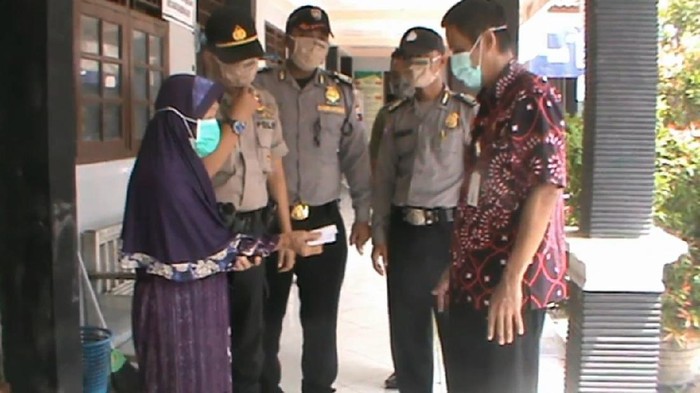 Mbah Yatmi (78) saat mendonasikan uang pensiunan almarhum suami untuk penanganan Corona.